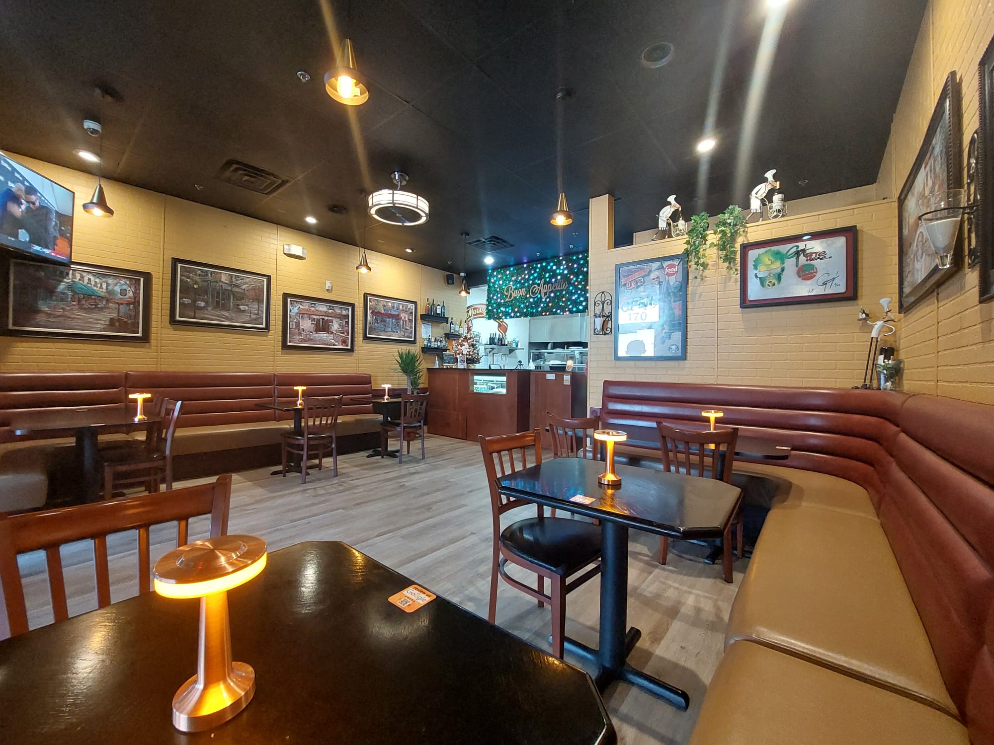 The dining room at Marsigliano's